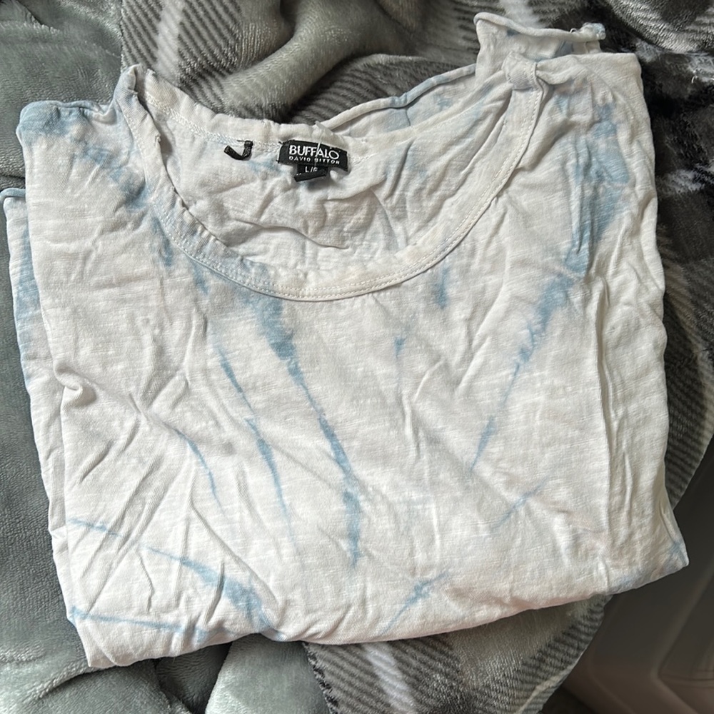 CROPPED BLUE AND WHITE TYE DYE SHIRT